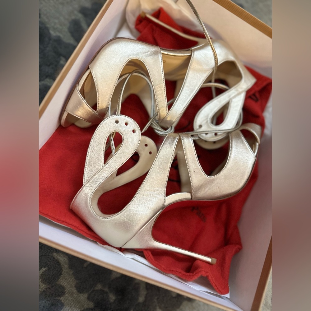LOUBOUTINS HEELS